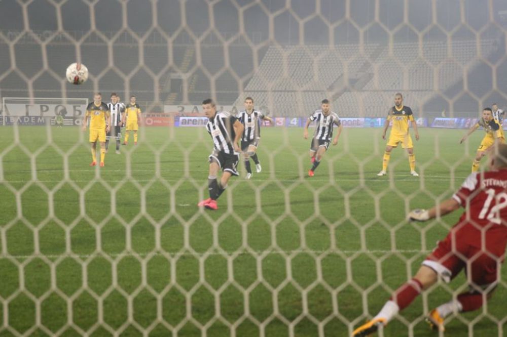 Pogledajte kako je Grbić promašio penal protiv Čukaričkog! (VIDEO)