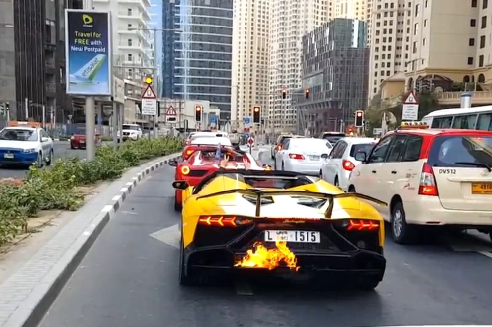 Jer mu se može: Bahati Arapin iz čiste obesti uništava skupocen auto! (VIDEO)