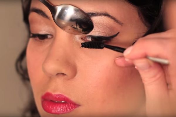 Našminkajte se kašikom! Lakše je (VIDEO)