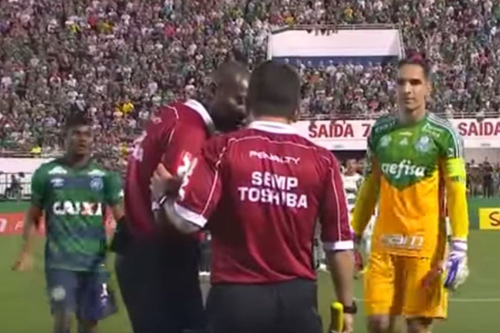 Sudija isterao igrača sa terena, a onda ga zvao da se vrati iz svlačionice! (VIDEO)