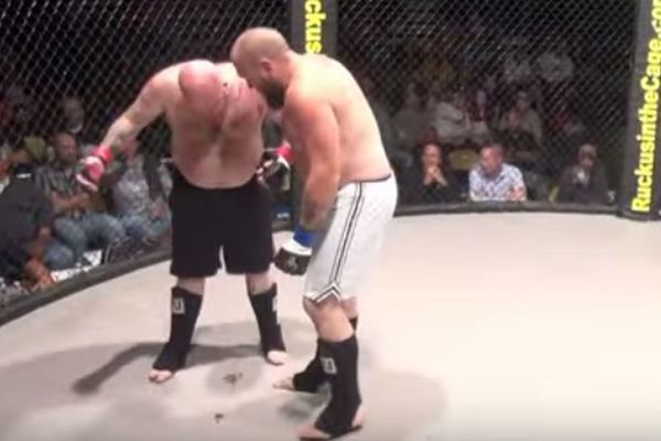 Tukao ga dok se nije ukakio, ali bukvalno! (VIDEO)