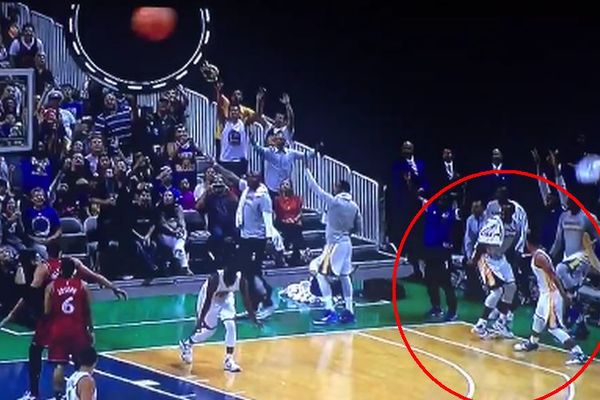 Otkačena trojka Stefa Karija: Šutirao na koš, a gledao u igrače na klupi! (VIDEO)