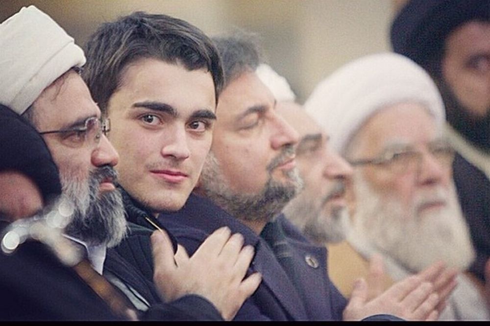 Pradeda bacao fatve, praunuk nosi Najke i šeruje statuse na društvenim mrežama (FOTO)