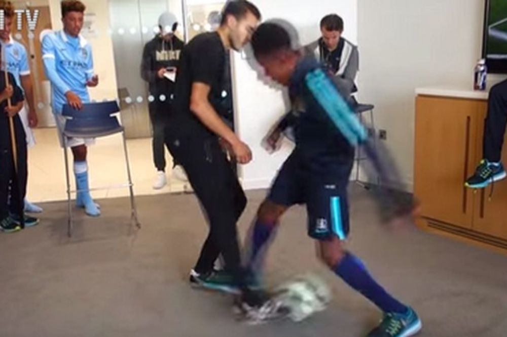 Može šta poželi sa loptom: Pogledajte magiju freestylera! (VIDEO)