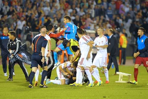 Albanci podgrevaju atmosferu: Navijač istetovirao Canu kako udara srpskog navijača! (FOTO)
