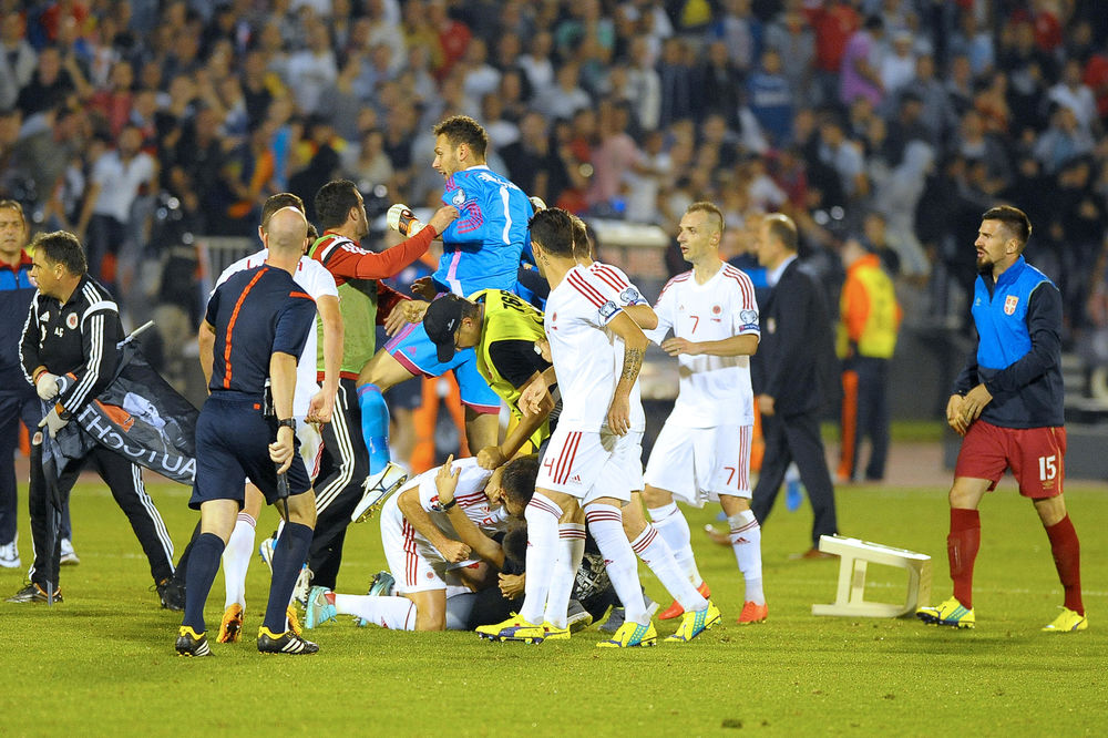 Albanci podgrevaju atmosferu: Navijač istetovirao Canu kako udara srpskog navijača! (FOTO)