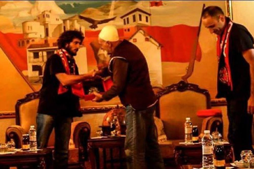Albanski huligan pred utakmicu poklonio porodici osnivača OVK zastavu Velike Albanije! (FOTO) (VIDEO)