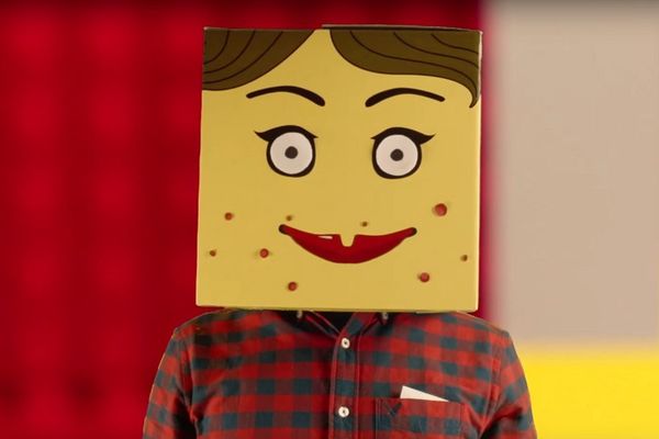 Stavio je med na lice. Kad vidite zašto - i vi ćete! (VIDEO)