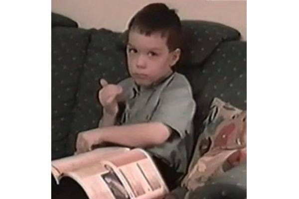 Presmešno: Kako klinac imitira roditelje u čitanju novina? (GIF)