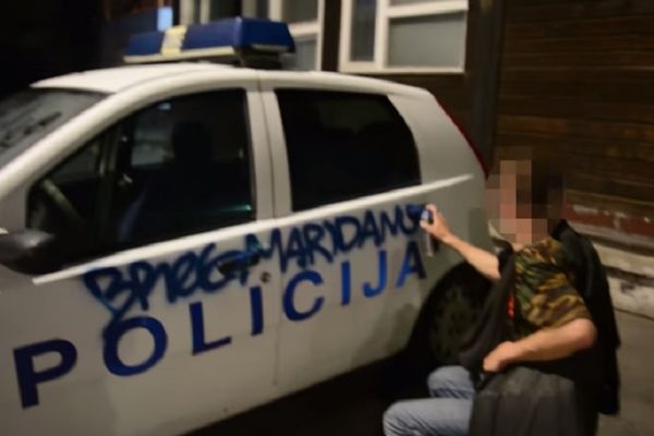 Česi uništili policijsko vozilo usred Beograda! Ono što su uradili čista je umetnost (VIDEO)