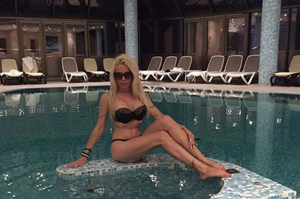 Skroz gola Sandra Partizan poželela sreću Srbiji u Albaniji! (FOTO) (VIDEO)