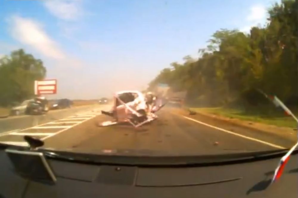 Čudo kako su svi ostali živi: Kamion presamitio automobil kao od šale! (VIDEO)