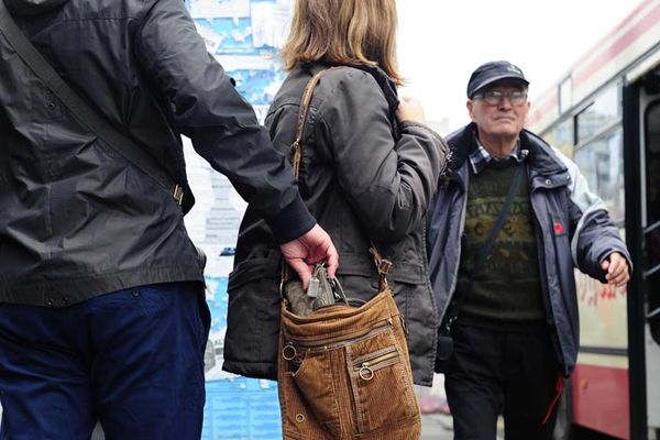 Pokrali su me usred Beograda, pred svima! Oteli su mi novčanik, pare i dokumenta! (FOTO)