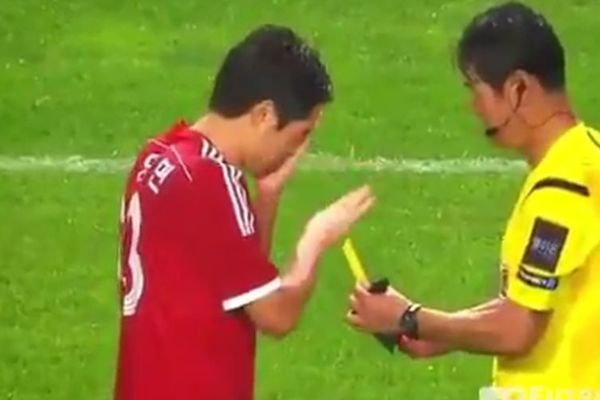 Ovaj sudija je apsolutni pobednik: Tražio igraču da zažmuri i izabere koji će karton! (VIDEO)