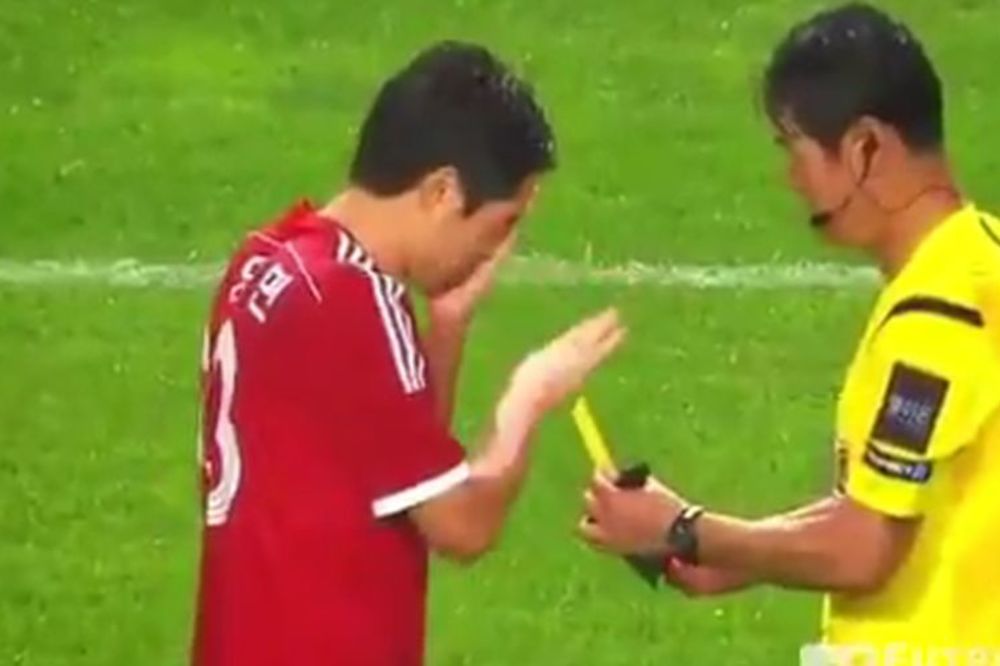 Ovaj sudija je apsolutni pobednik: Tražio igraču da zažmuri i izabere koji će karton! (VIDEO)