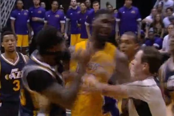 Za ovo treba imati... Opalio šamar NBA košarkašu visokom 2.20m! (VIDEO)