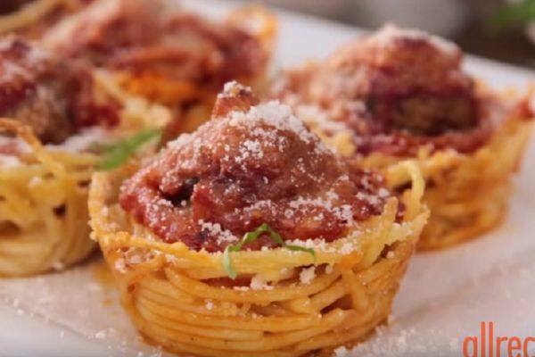 Stavila je špagete u kalupe za mafine! Kada vidite šta je dobila napravićete isto! (VIDEO)