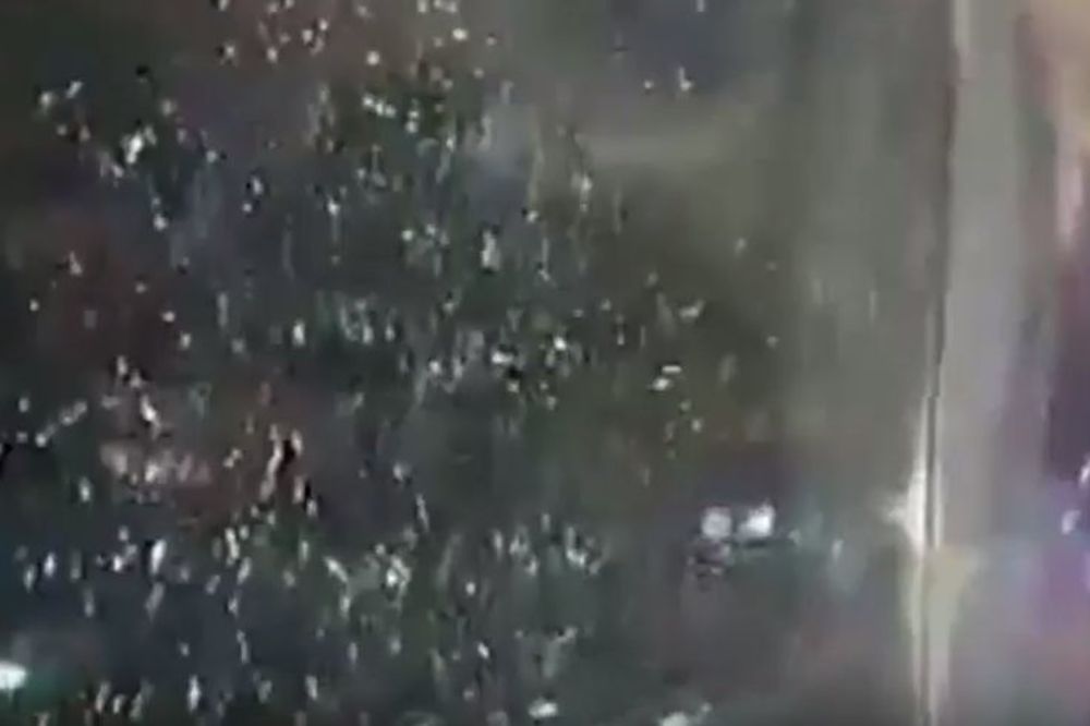 Pogledajte kako je kamenovan autobus sa srpskim fudbalerima! (VIDEO)