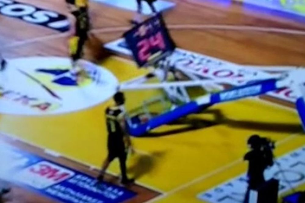 Koliko je to bilo snažno zakucavanje kada je srušio celu konstrukciju koša?! (VIDEO)