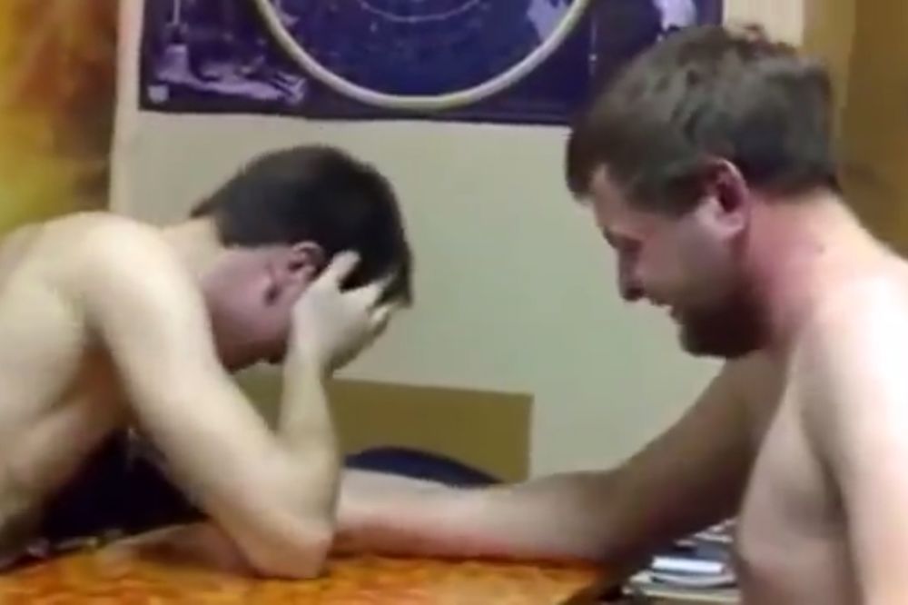 Papir, kamen, makaze na ruski način: Ludi Rusi lupaju šamare jedan drugom da i vas zaboli! (VIDEO)