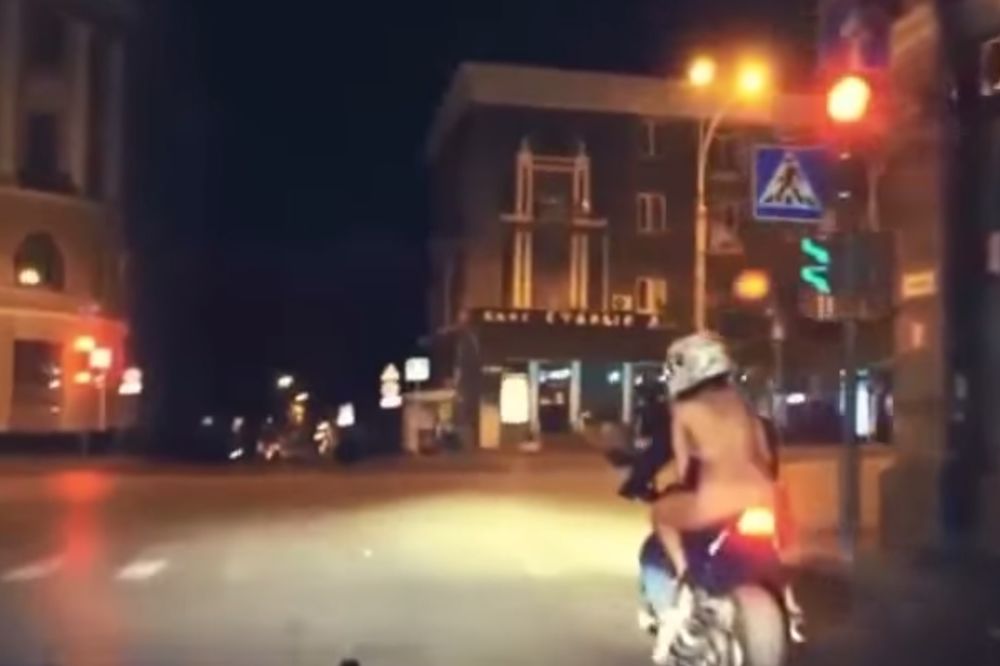 Gola u sedlu: Ruskinja na sebi imala samo tange, psovala prolaznike koji su joj dobacivali! (VIDEO)