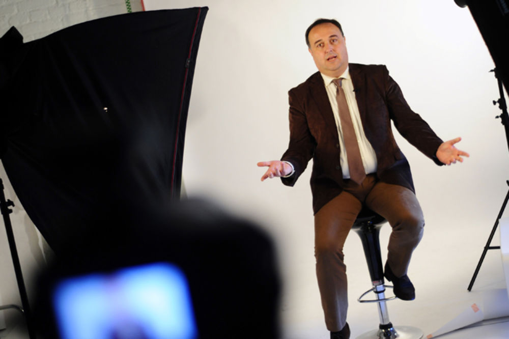 Poznati čitaju tvitove o sebi: Zoran Babić o vazduplohovcima, SNS botovima, čvarcima u Skupštini (VIDEO)