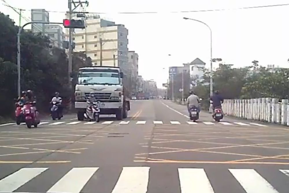 Kamion zdrobio vozača na skuteru, nije ga ni primetio (VIDEO)
