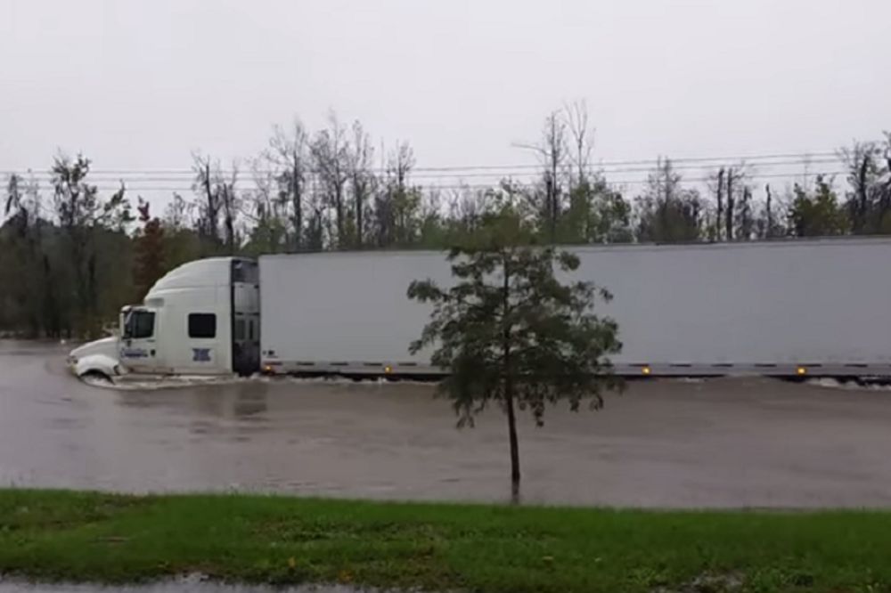 Da li je bio mokar? Ovaj kamiondžija je rešio da prođe po svaku cenu! (VIDEO)