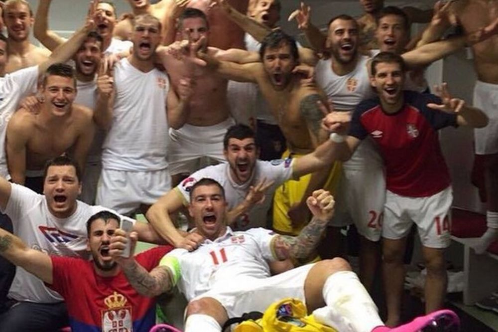 Tri prsta u vazduh: Ludnica u svlačionici Srbije! (FOTO)