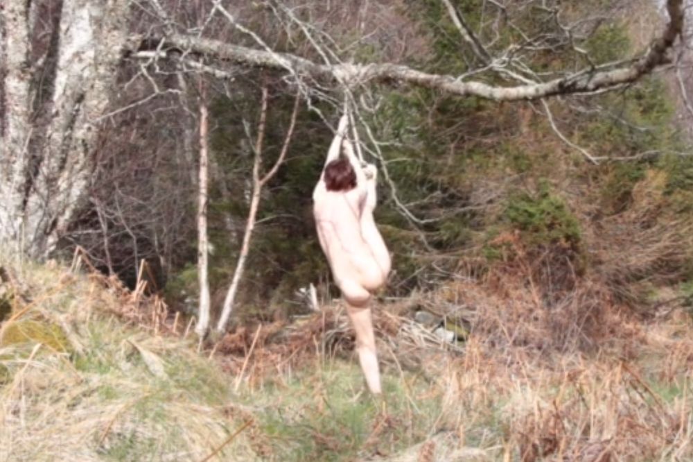 Kada sve pođe naopako: Obešena i gola zapomagala za pomoć! (VIDEO)