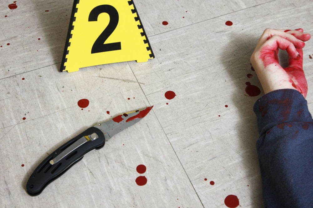 Tuzlak zario sebi čakiju u stomak ispred banke