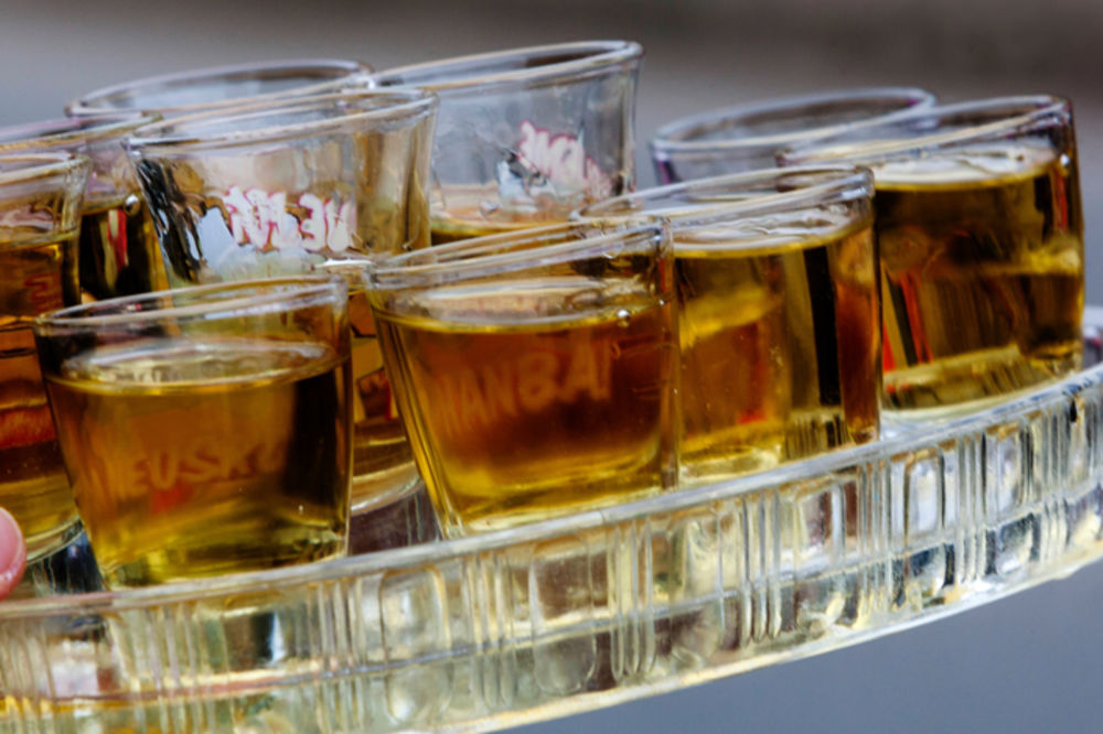 Otrovna rakija ih pokosila: Posle oca preminuo i sin u Tuzli