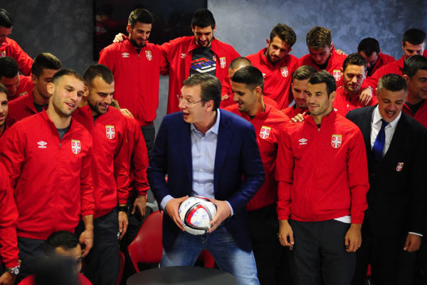 Vučić fudbalerima: Srbija za tri godine dobija novi stadion vredan 250 miliona evra! (FOTO) (VIDEO)