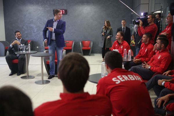 Koga je premijer sreo u kafani? Vučić isprozivao srpske fudbalere posle Elbasana! (VIDEO)