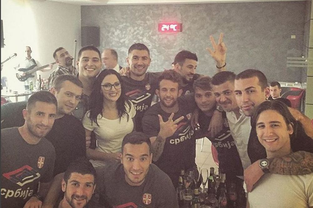 Da li znate koja je omiljena pesma naših fudbalera? Savršeno ih opisuje! (FOTO) (VIDEO)