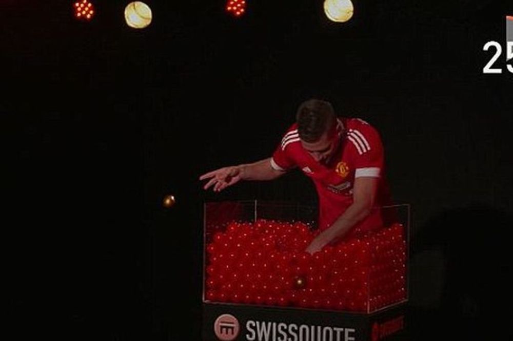 Borba fudbalera Mančester Junajteda i kutije sa crvenim kuglicama! Ko je pobedio? (VIDEO)