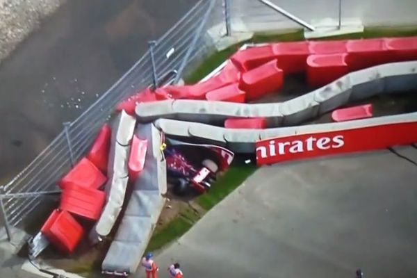Nova nesreća u Formuli 1: Karlos Sainc se zakucao u zaštitnu barijeru! (VIDEO)