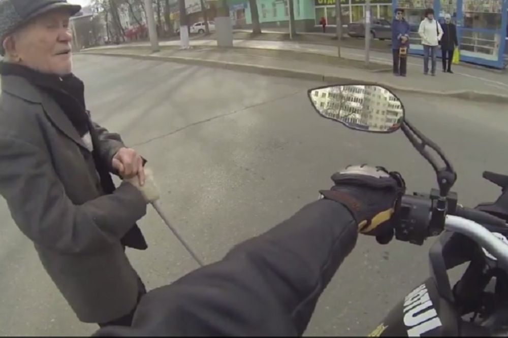 Ma kakva gola Ruskinja, ovaj lik na motoru je potpuni car! (VIDEO)