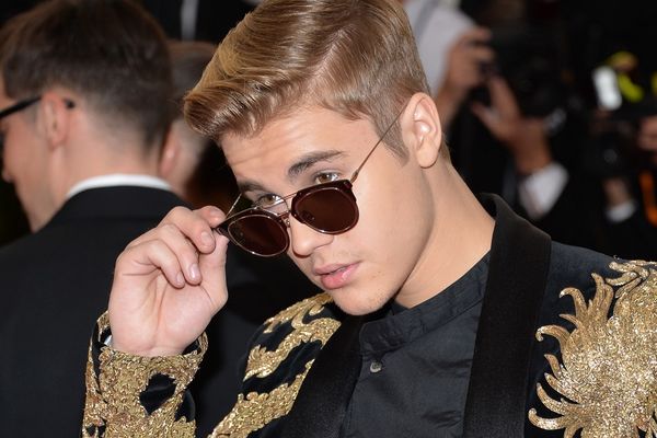 Džastin Biber se bacio na matorke! Starija je 25 godina! Holivud u šoku! (FOTO)