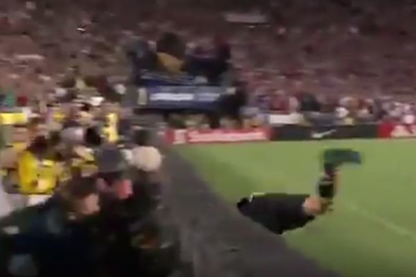 Ludi Meksikanac: Skočio u reklame i izazvao delirijum na stadionu! (VIDEO)