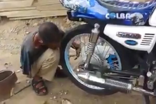 Kakav majstor... A mislili ste da je vaš život težak? (VIDEO)