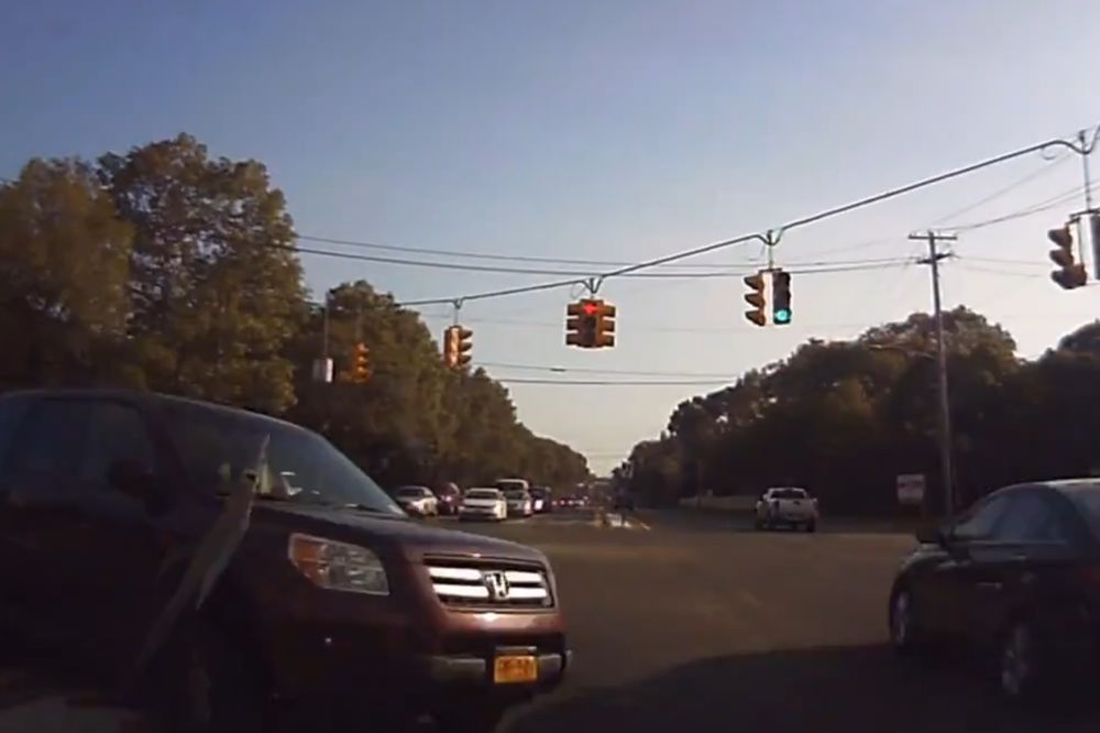 Bahata vozačica ne zna gde pije... Ovaj, bije! (VIDEO)