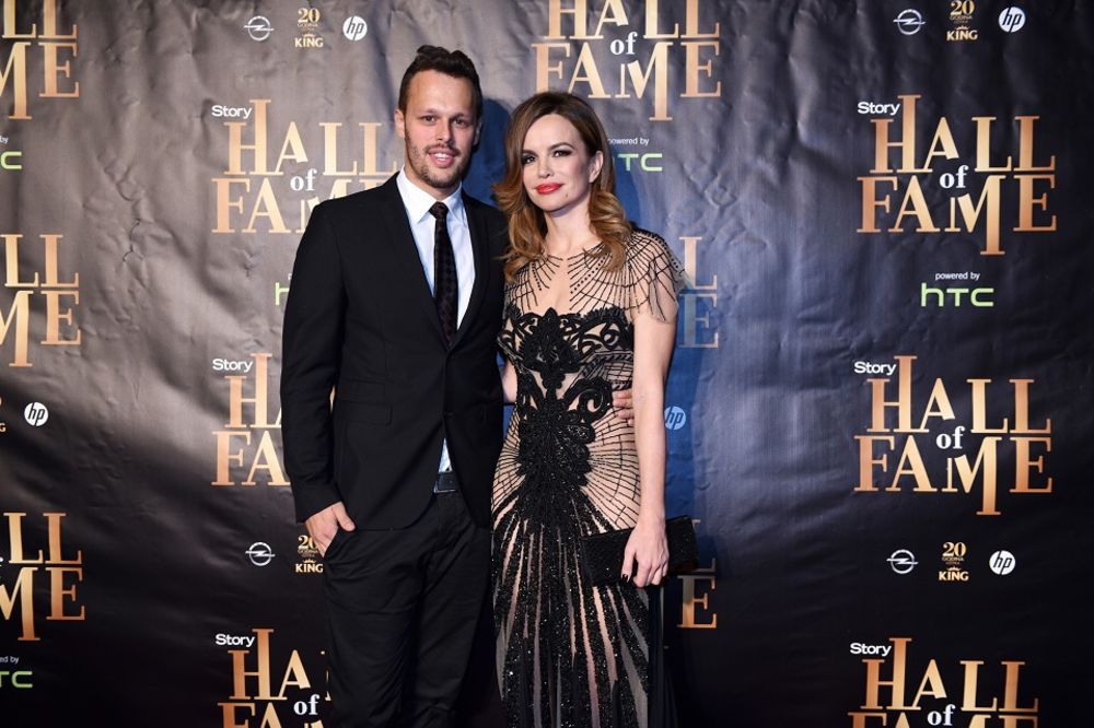 Mali Keba se grebe od Seve! Evo koliko para pevačica treba da zaradi za svadbu!  (FOTO)