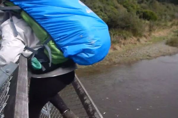 Bežite ljudi, most se ruši! (VIDEO)