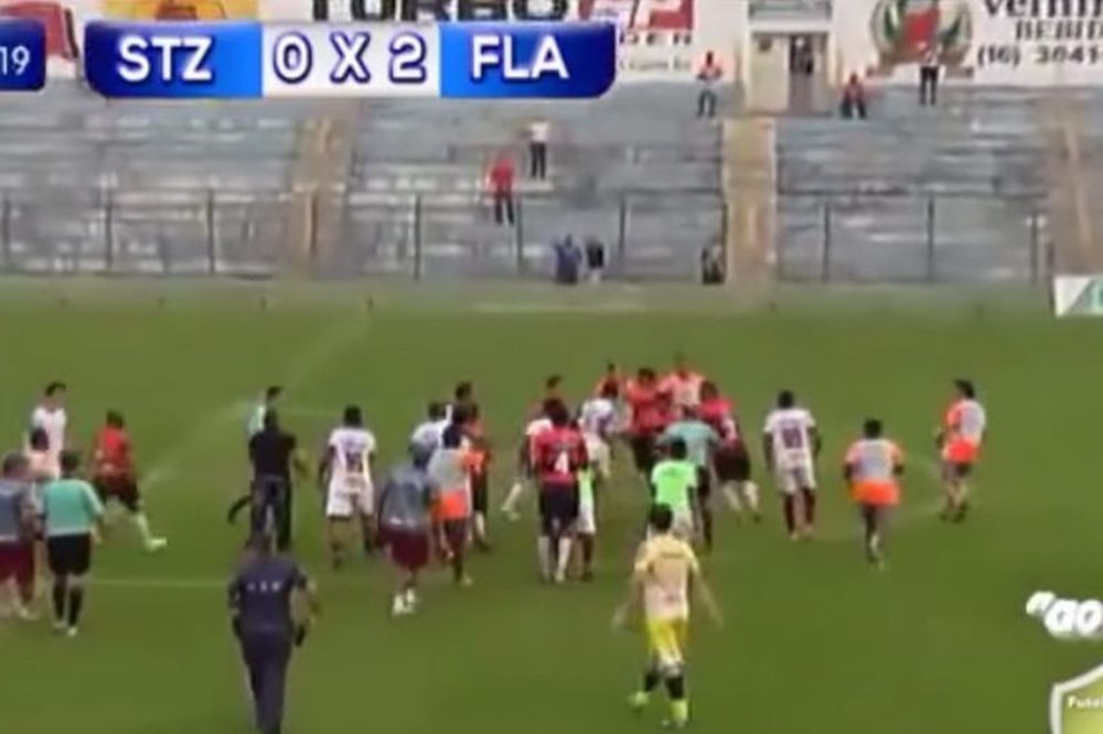 Batinanje za sve pare: Opšta tuča na terenu, tukli se čak i skupljači lopti! (VIDEO)