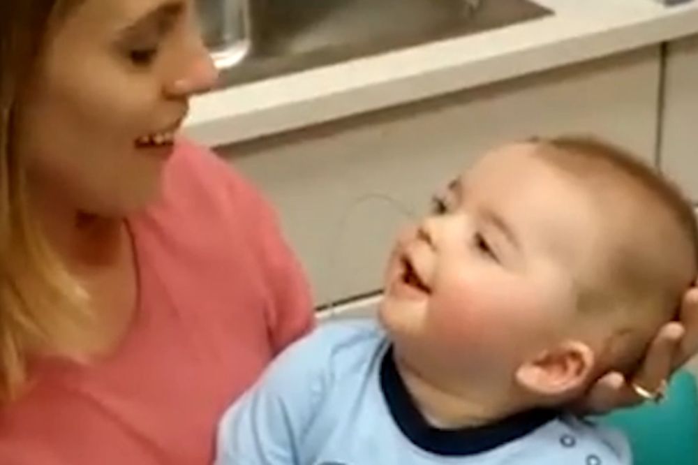 Rasplakaće vas: Beba rođena gluva prvi put je čula svoju majku! (VIDEO)