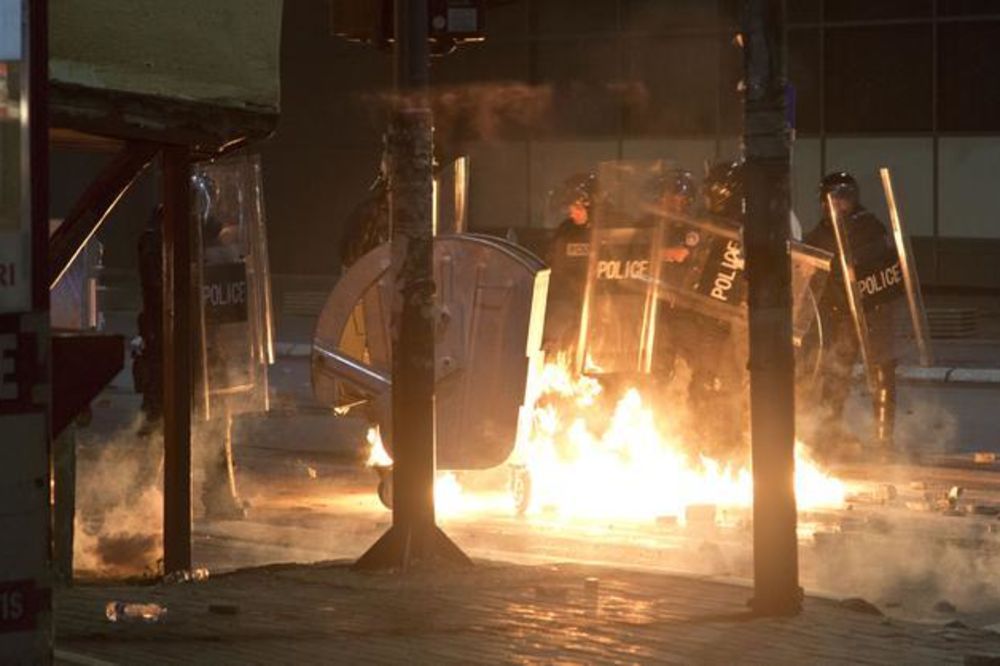 Pogledajte brutalni sukob Albanaca i policije u Prištini zbog hapšenja Kurtija! (FOTO) (VIDEO)