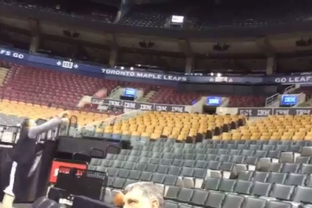 Pekmen je zver: Predsednik Partizana baca medicinku u 15. red tribina! (VIDEO)