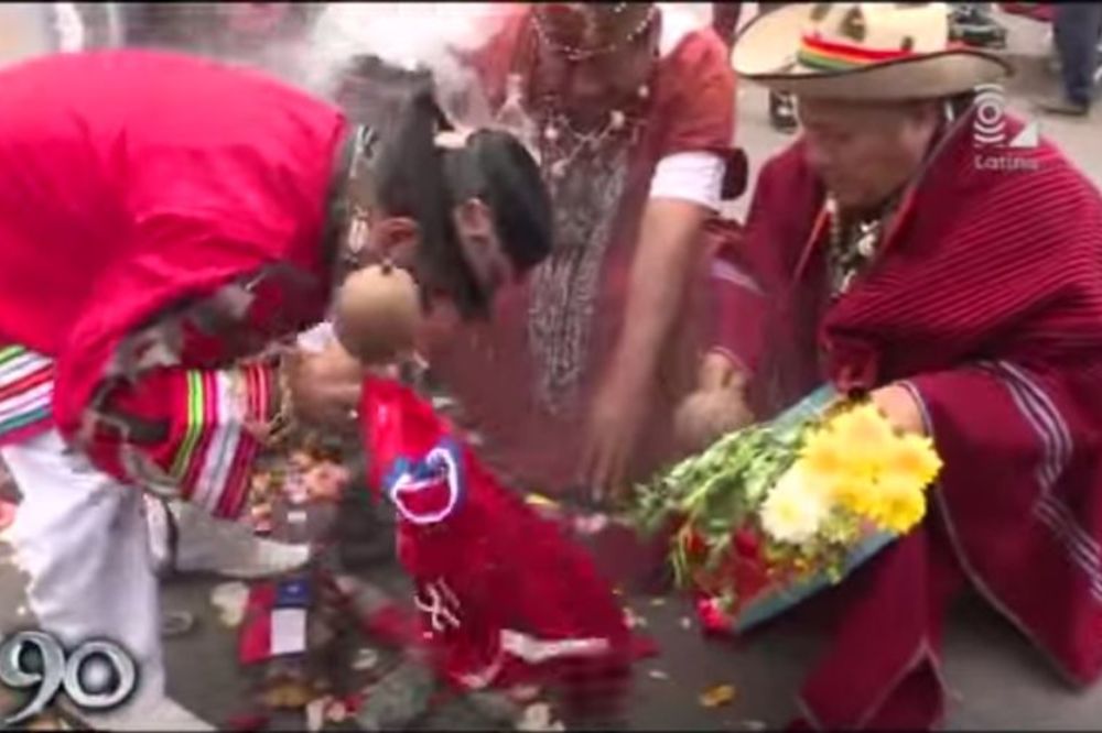 Zovu u pomoć vradžbine: Šta to rade Peruanci sa lutkom Aleksisa Sančeza? (VIDEO)