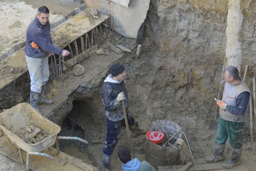 Jeziva tragedija u Krupnju: Dvojicu radnika zatrpala tone zemlje!